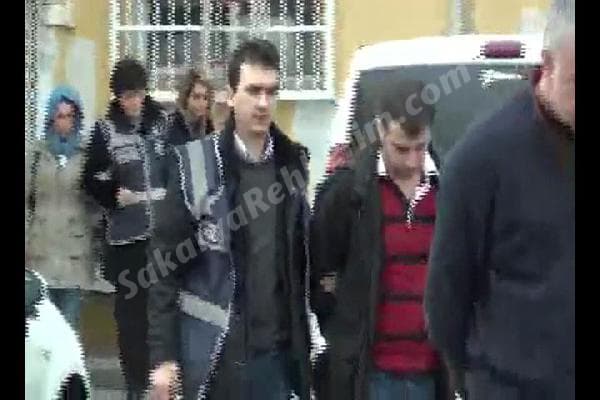 Sahte altınları kız arkadaşlarına bozdurtuyorlarmış!