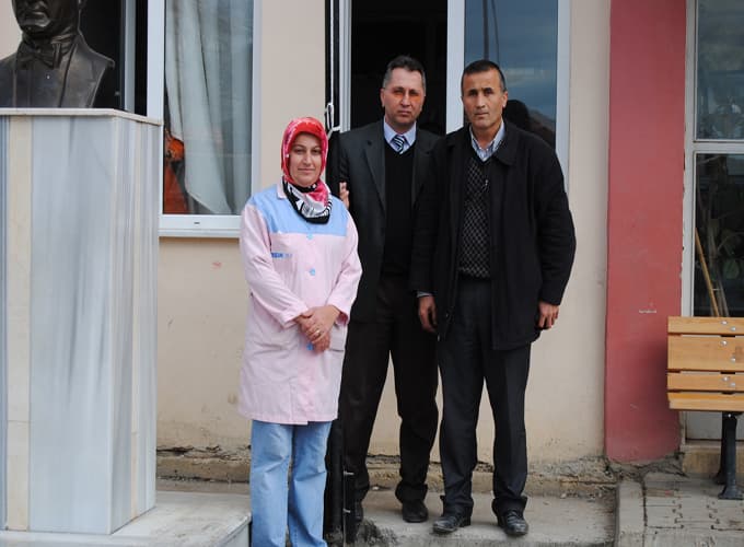 Köy ilkokulunda beyaz bayrak sevinci. 
