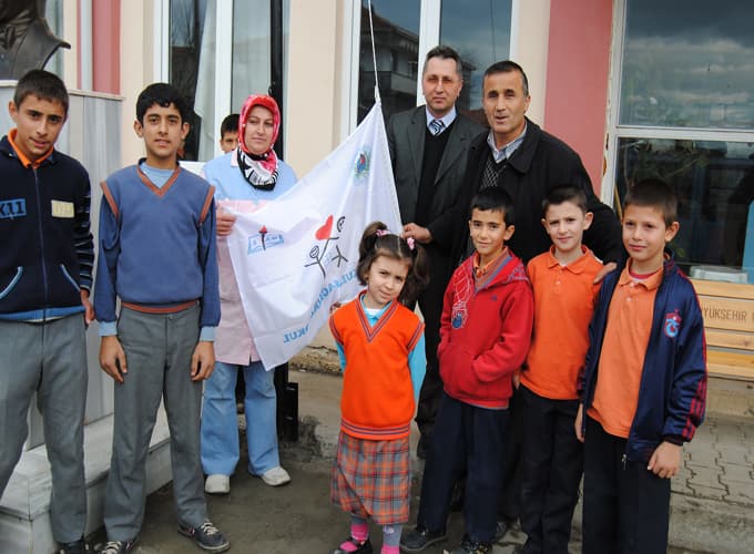 Köy ilkokulunda beyaz bayrak sevinci. 
