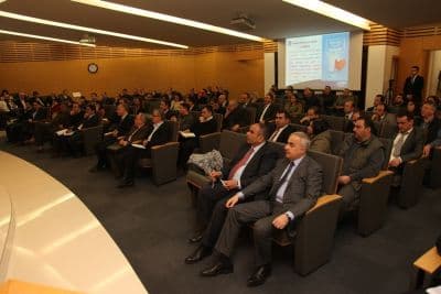 <font face="arial,helvetica,sans-serif" size="2">Seminere konuşmacı  olarak katılan KGF M&uuml;d&uuml;r&uuml; G&ouml;ksel G&uuml;len; &ldquo;K&uuml;&ccedil;&uuml;k ve Orta &Ouml;l&ccedil;ekli  Projelerde Kadın ve Gen&ccedil; Girişimcilere İlk Ateş Kredisi Desteği&rdquo; projesi  hakkında bilgi verdi. Projenin amacının, bir iş fikrini KOBİ &ouml;l&ccedil;eğinde  projelendirerek 1 yılı aşmamak &uuml;zere ticari faaliyette bulunan veya ilk  defa iş kurarak ticarileştirmek isteyen Kadın ve Gen&ccedil; Girişimcilerin  finansmana erişimlerinin kolaylaştırılması yoluyla cesaretlendirilmesi,  teşvik edilmesi ve rekabetin yaygınlaştırılması olduğunu s&ouml;yleyen KGF  M&uuml;d&uuml;r&uuml; G&uuml;len; &ldquo;K&uuml;&ccedil;&uuml;k işletmelerin istihdam artışı sağlayacak şekilde  yaygınlaşması ve gelir dağılımının iyileştirilmesi, s&uuml;rd&uuml;r&uuml;lebilir  b&uuml;y&uuml;meye k&uuml;&ccedil;&uuml;k işletmelerin katkısının sağlanması, &uuml;retimin  &ccedil;eşitlendirilmesi, banka kredilerinin tabana yayılması ve risklerin  minimize edilmesi de projenin ama&ccedil;ları arasında yer almaktadır&rdquo; dedi.<br /><br />Projelerden  kimlerin nasıl faydalanacakları konusunda da geniş bilgi veren G&uuml;len,  başvuruların 31 Aralık 2013 tarihinde sona ereceğini de hatırlattı.<br /><br />Şafak  Aydın ise &ldquo; İş sağlığı ve iş g&uuml;venliği&rdquo; konusunda bilgi verdi. SATSO  Meclis Başkanı Adnan Borazancıoğlu, SATSO Y&ouml;netim Kurulu Başkanı Mahmut  K&ouml;semusul, SATSO Kadın Girişimcileri Başkanı İffet Hacıey&uuml;poğlu&rsquo;da  programda hazır bulundu.</font>