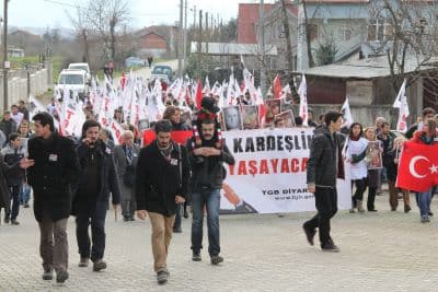 <font face="arial,helvetica,sans-serif" size="2">TGB Diyarbakır Şube  Başkanı İslam Arslan ise, Ali Gaffar Okkan&rsquo;ın bir sembol olduğunu  belirterek, &ldquo;12 yıl &ouml;nce hain bir pusu neticesinde şehit d&uuml;şen Ali  Gaffar Okkan&rsquo;ı ve 5 polis şehidimizi anmak i&ccedil;in buradayız. Okkan,  Diyarbakır halkının g&ouml;nl&uuml;nde taht kurmuştur. Onun i&ccedil;in buradayız. Okkan  birlik ve beraberlik şiarı ile t&uuml;m oyunları bozmuştur. Bu &uuml;lkenin tam  bağımsızlığından yana olan Ali Gaffar Okkan&rsquo;ın katilleri serbest&ccedil;e  dolaşıyorlar. Ge&ccedil;tiğimiz g&uuml;n &uuml;lkemize sokulmak istenen Patriot  f&uuml;zelerini protesto etmek i&ccedil;in Amerikan ve Alman askerlerinin başına  &ccedil;uval ge&ccedil;irdiğimiz i&ccedil;in arkadaşlarımızı tutuklayan polisler Ali Gaffar  Okkan&rsquo;ın mesai arkadaşları olamaz. Okkan bug&uuml;n yaşasaydı o polisleri  g&ouml;zaltına alırdı. Ali Gaffar Okkan tam bağımsız T&uuml;rkiye&rsquo;den yanaydı&rdquo;  dedi.<br /><br />Yapılan konuşmaların ardından TGB&rsquo;liler, Ali Gaffar Okkan&rsquo;ın mezarına karanfil bırakarak olaysız şekilde dağıldılar.</font>