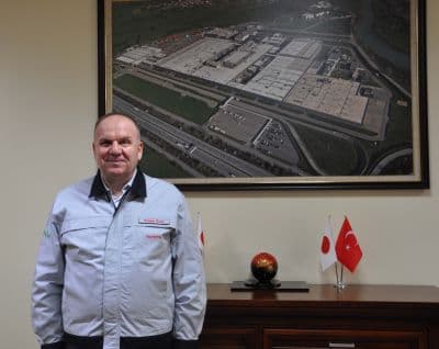 <font face=\"arial,helvetica,sans-serif\" size=\"2\">2012\'nin kendileri  i&ccedil;in en dip nokta olduğunun altını &ccedil;izen &Ouml;zer, 2012\'nin projelerini  hazırlama, Toyota i&ccedil;inde kendilerini tanıtma ve g&uuml;&ccedil;l&uuml; olduklarını  vurgulama &ccedil;abaları i&ccedil;inde ge&ccedil;tiğini belirtti. &Ouml;zer, 2023\'de 76 bin 925  bin civarında ara&ccedil; &uuml;rettiklerini anlatarak ş&ouml;yle dedi: &quot;bunun yaklaşık  63 bin 549 bin adedini ihrac ettik. Bu a&ccedil;ıdan baktığımızda 2012 &ccedil;ok  başarılı bir yıl bizim i&ccedil;in fakat dış g&ouml;r&uuml;nt&uuml;s&uuml; o kadar başarılı değil  gibi g&ouml;r&uuml;n&uuml;yor. Başarıyı 2013\'ten itibaren g&ouml;rmeye başlayacağız.&quot;<br /><br /><font size=\"3\"><strong>&quot;2013 Parlak bir yıl olacak&quot;</strong></font><br /><br />Toyota\'nın  2013 yılı hedefleri hakkında da bilgi veren &Ouml;zer, s&ouml;zlerini ş&ouml;yle  s&uuml;rd&uuml;rd&uuml;: &quot;2013\'de 110 bin civarında bir &uuml;retim yapmayı ve bunun 95  binine yakınını ihra&ccedil; etmeyi planlıyoruz. Yeni Corolla\'yı 2013\'&uuml;n  ortasında &uuml;reteceğimiz i&ccedil;in tam kapasiteye yaklaşacağımız bir d&ouml;nem  olacak ama yılın ilk d&ouml;neminde daha az &uuml;retim yaptığımız i&ccedil;in  neticelerimize yine olması gerektiği kadar yansımayacak. Fakat 2012\'ye  g&ouml;re &ccedil;ok daha parlak bir yıl olacak.&quot;<br /><br />&Uuml;retimlerinin y&uuml;zde 90\'ının  ihracata dayalı olduğunu ve Avrupa\'daki krizi aşırı derecede  hissetiklerinin altını &ccedil;izen &Ouml;zer, ş&ouml;yle konuştu: &quot;Biz, 2006-1007  yıllarında T&uuml;rkiye\'nin ihracat şampiyonuyduk ve 176 bin ara&ccedil;  &uuml;retmiştik. Fatat Avrupa\'daki ekonomik kriz nedeniyle ciddi bir d&uuml;ş&uuml;ş  yaşadık. Bizim &uuml;retimimizin y&uuml;zde 90\'ı ihracata bağlı, bununda y&uuml;zde  90\'ı Avrupa\'ya. Neticede Avrupa\'daki krizi &ccedil;ok aşırı derecede hissettik.  K&ouml;t&uuml; etkilendik fakat &ccedil;ok daha g&uuml;&ccedil;l&uuml; olarak, toparlanarak geri  geleceğiz.&quot;</font>