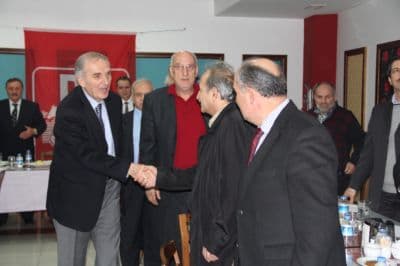 <font face="arial,helvetica,sans-serif" size="2">Prof. Dr. &Ouml;z, toplantı  &ouml;ncesinde yaptığı a&ccedil;ıklamada, &ldquo;Bug&uuml;n burada yaptığımız Sakarya  toplantımız Demokrat Parti&rsquo;nin yeniden teşkilatlandırılması, yeni ve  taze kanlarla Demokrat Parti&rsquo;nin cumhurbaşkanlığı se&ccedil;imi sonrası ayağa  kaldırılmasıyla ilgili bir toplantıdır. Şu ana kadar dolaştığımız  vilayetlerde bu heyecanı, bu gayreti g&ouml;rd&uuml;ğ&uuml;m&uuml;z i&ccedil;in biz de  heyecanlandık. Yaklaşık 150&rsquo;ye yakın &ouml;ğretim &uuml;yesi, 100&rsquo;e yakın sanayici  işadamı ve &ccedil;ok &ouml;nemli isimler var, gazeteci arkadaşlarımız var. Her  şeyden &ouml;nemlisi Demokrat Parti, Doğruyol, Anavatan Partisi'nden  hatırlayacağınız gibi &ccedil;ok profesyonel isimlerle teşkilatları topladık ve  Demokrat Parti'yi yeniden ayağa kaldıracak &ccedil;alışmaları başlattık. Ben  de eski &ouml;ğretim &uuml;yesi ve eski Sağlık Bakanlığı m&uuml;steşarıyım. Bizim gibi  bu işe g&ouml;n&uuml;l vermiş &ccedil;ok sayıda arkadaşımızla beraber T&uuml;rkiye&rsquo;nin  gelecekteki politikasını belirlemeye &ccedil;alışıyoruz. Bildiğiniz &uuml;zere 2014  senesinde cumhurbaşkanlığı se&ccedil;imi var. T&uuml;rkiye bir S&uuml;leyman Demirel ve  &Ouml;zal sendromunu yaşadı. Cumhurbaşkanlığı se&ccedil;iminde taşlar yerinden  oynuyor. Sıradaki se&ccedil;imin Tayyip Erdoğan sendromuyla neticeleneceğini  &ccedil;ok iyi biliyoruz. Allah nasip ederse Cumhurbaşkanlığı se&ccedil;iminden sonra  merkez sağ yeniden şekillenecektir. AKP i&ccedil;erisindeki huzursuzluklar  başlamıştır. Bug&uuml;n Sakarya&rsquo;da b&ouml;yle bir toplantı yapıyoruz.  Sakaryalıları, bu işe g&ouml;n&uuml;l vermiş olan partilileri toparladık. Anavatan  Partisi'nin, Doğruyol Partisi'nin b&uuml;t&uuml;n oyları ve teşkilatları AKP&rsquo;ye  gitmiştir. AKP yurt dışından ithal edilen insanlarla kurulan bir parti  değildir, bu partilerin &ccedil;imentosunu kullanmıştır. Biz şimdi emaneti geri  almaya geldik. Bu konuda kararlılığımızı g&ouml;stereceğiz ve alacağız Allah  nasip ederse. 2014 senesinin ortasında bu sesi &ccedil;ok daha y&uuml;ksek şekilde  duymaya başlayacaksınız. 2013 senesi &ccedil;imentoyu, harcı karma senemiz  olacak, binanın y&uuml;kseldiğini bu senenin sonunda g&ouml;receğiz. Aramızda &ccedil;ok  kıymetli isimler var ve tabii ki bunları basında a&ccedil;ıklamak istemiyoruz.  Yıpranma s&uuml;recine girmemek i&ccedil;in daha ileri bir tarihte a&ccedil;ıklayacağız&rdquo;  dedi.<br />Pro. Dr. &Ouml;z, basın mensuplarının, &quot;Kabine değişikliğini nasıl  değerlendiriyoruz?&quot; sorusuna ise, &ldquo;Bu siyasetin geleneğinden gelir. Bu  hadiseyi &ccedil;ok vahim bulmuyorum. S&uuml;rpriz değildir, siyasetin geleneğinde  vardır, hatta ge&ccedil; kalınmıştır&rdquo; yanıtını verdi.<br /><br />Son yapılan  kongrede genel başkan adayı olan eski bakan Nevzat Ercan ise, &ldquo;&Ccedil;ok  partili siyasi hayat olmazsa demokrasi olmaz. O itibarla partilerin  g&uuml;&ccedil;l&uuml; olması lazım, demokrasinin g&uuml;&ccedil;l&uuml; olması i&ccedil;in. Bu partilerden biri  &ccedil;ok k&ouml;kl&uuml; bir gelenekten gelen Demokrat Parti'dir. Dolayısıyla belki  &ouml;nceki se&ccedil;imlerde başarısız olmuş ve &ccedil;ok d&uuml;ş&uuml;k oranlarda oy almıştır  ancak bir partinin aldığı oyla partinin haklılığı farklı şeylerdir.  Zaman zaman siyasi partilerde inişli &ccedil;ıkışlı durumlar olur, oy kayıpları  da olur. &Ouml;nemli olan bu b&uuml;y&uuml;k aileyi yeniden toparlayabilmektir&rdquo;  şeklinde konuştu.<br /><br />Prof. Dr. Vecdet &Ouml;z, toplantıda yaptığı  konuşmada il il dolaşmaya devam edeceklerini ve partiyi yeniden ayağa  kaldıracaklarını kaydetti.</font>