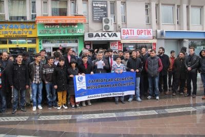 <font face="arial,helvetica,sans-serif" size="2">Patriot ve f&uuml;ze  kalkanının &ccedil;ıkması muhtemel İsrail-İran savaşında T&uuml;rkiye&rsquo;yi taraf  kılacağını belirten &Ouml;ztopaloğlu; &ldquo;1&rsquo;inci D&uuml;nya savaşında Almanların hibe  ettiği Yavuz ve Midilli gemileri Rus limanlarını vurarak nasıl bizi  savaşın i&ccedil;erisine soktuysa aynı şekilde muhtemel İsrail-İran savaşında  T&uuml;rkiye&rsquo;yi taraf kılacaktır. Bizler Anadolu Gen&ccedil;lik olarak tarihe  yakışır şekilde direnişe, zulme, işgale, savaşa, s&ouml;m&uuml;r&uuml;ye, kalkana,  f&uuml;zeye karşı onurlu bir duruş ortaya koymaya devam edeceğiz. Ge&ccedil;tiğimiz  yıl Malatya&rsquo;nın K&uuml;recik beldesine bilinen adıyla f&uuml;ze kalkanı  yerleştirildi. Şimdi ise kurtuluş savaşında başı &ccedil;eken, binlerce şehit  veren &uuml;&ccedil; b&uuml;y&uuml;k ilimize patriot f&uuml;zeleri getirilmektedir. Bu m&uuml;nasebetle  biz patriota hayır diyoruz. Peki, ey aziz millet size bir soru soruyorum  74 yılında Kıbrıs&rsquo;a &ccedil;ıkarma yaptığımızda bize ambargo uygulayan NATO  değil miydi? O y&uuml;zden bunların bize yardım ediyor g&ouml;r&uuml;nt&uuml;s&uuml;n&uuml;n altında  bizi işgal etme d&uuml;ş&uuml;ncesi vardır. Bug&uuml;n millet olarak uyanma, ayağa  kalkma vaktidir. Herkes topyek&uuml;n bu m&uuml;cadeleye katılmak  mecburiyetindedir&rdquo; ifadelerini kullandı.<br /><br />Grup yapılan basın a&ccedil;ıklamaları sonrasında olaysız bir şekilde dağıldı.</font>