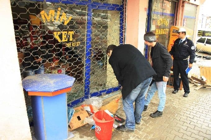 Kamyonet bakkal dükkanına girdi!