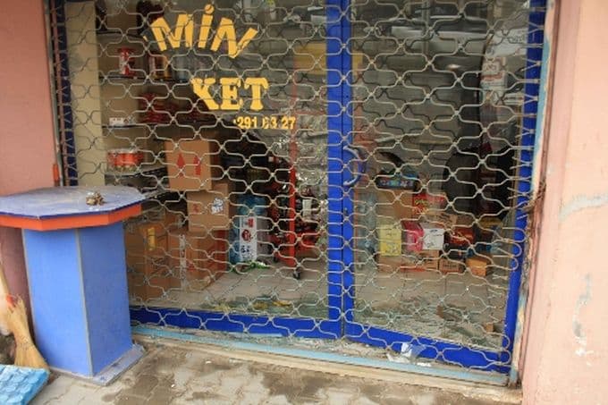 Kamyonet bakkal dükkanına girdi!