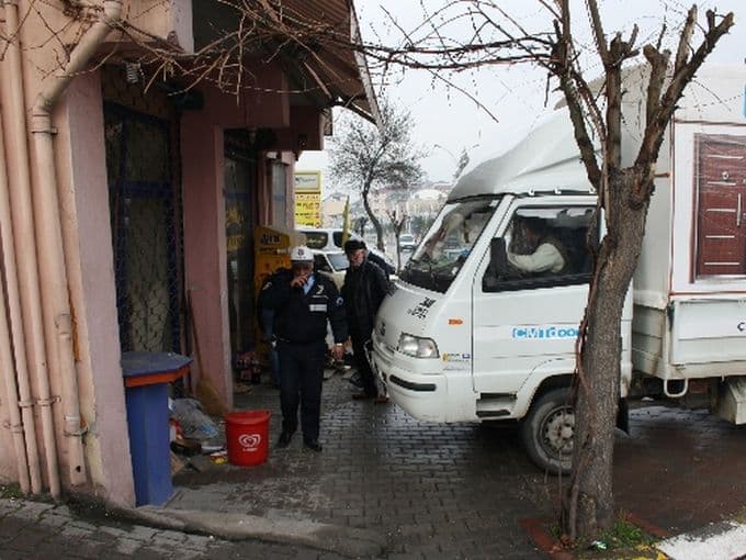 Kamyonet bakkal dükkanına girdi!