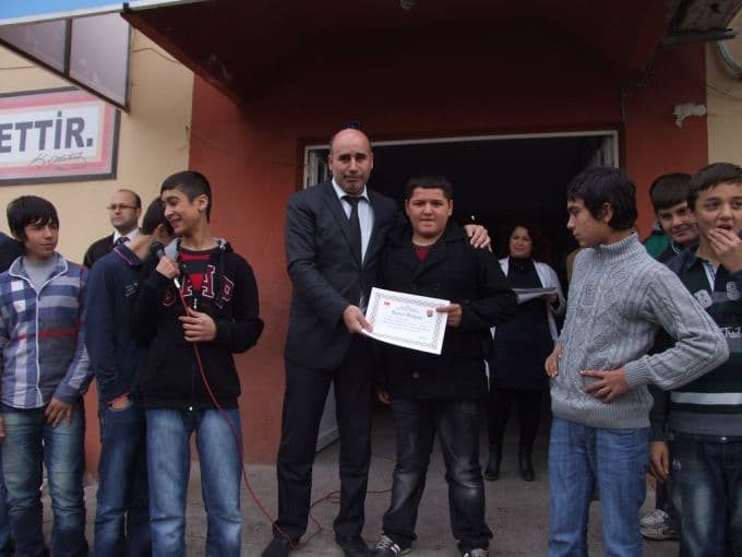 Karne ve başarı belgesi sevinci bir arada