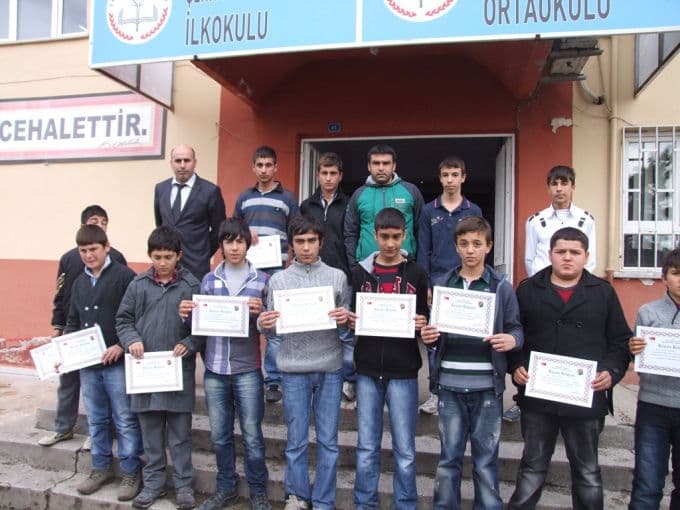 Karne ve başarı belgesi sevinci bir arada