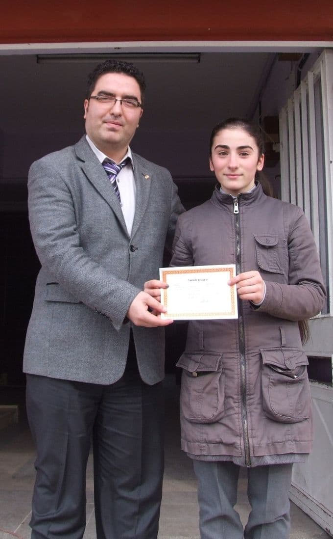 Karne ve başarı belgesi sevinci bir arada