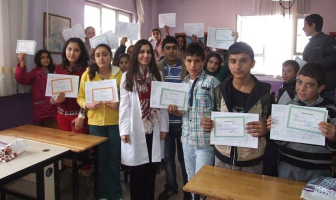 Karne ve başarı belgesi sevinci bir arada