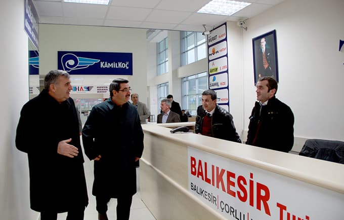 "Sizin en hayırlınız insanlara hizmet edendir"
