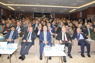 <div><span style="font-family: arial, helvetica, sans-serif; font-size: small">Canbasoğlu&rsquo;nun konuşmasının ardından k&uuml;rs&uuml;ye gelen TZOB Genel Başkanı ve SGK Y&ouml;netim Kurulu &Uuml;yesi Şemsi Bayraktar, &ldquo;SGK kayıt dışılığın &ouml;nlenmesi konusunda ciddi &ccedil;alışmalar yapıyor. Kayıt dışılıkla m&uuml;cadele &ccedil;alışmalarına destek veriyoruz. Bu &ccedil;alışmalarla kayıt dışı ekonomi y&uuml;zde 51&rsquo;lerden y&uuml;zde 40&rsquo;lara d&uuml;şt&uuml;. Prim gelirlerimiz artıyor, artık gelirlerimizle giderlerimizi karşılamaya başladık, <font color="#0000ff">en b&uuml;y&uuml;k hedefimiz kayıt dışılığı y&uuml;zde 15'e d&uuml;ş&uuml;rmek.</font> Yakaladığımız ivmeyi d&uuml;ş&uuml;rmeden devam edeceğiz. En fazla kayıt dışılık y&uuml;zde 85 oranla tarımda. Bunun en &ouml;nemli kesimini kadınlar oluşturuyor. Kadınlarımız i&ccedil;in &ccedil;eşitli y&ouml;netmelikler yaparak, bu sorunu &ccedil;&ouml;zmek istiyoruz. Bağ-Kur ile ilgili bazı kanunları ge&ccedil;irmeyi başardık ve bu kesimin durumunu iyileştirdik&rdquo; dedi.</span></div><div><div><font face="arial, helvetica, sans-serif" size="2"><br /></font></div><div><font face="arial, helvetica, sans-serif" size="2">Bayraktar, kayıt dışı ile m&uuml;cadelede denetim g&uuml;c&uuml;n&uuml;n artırıldığını ifade ederek, m&uuml;kelleflerin vergi y&uuml;k&uuml;n&uuml; azaltarak ve m&uuml;cadeleyi s&uuml;rd&uuml;rerek kayıt dışılığın azaltılabileceğine dikkati &ccedil;ekerek, &ldquo;Denetimler yapılırken k&uuml;&ccedil;&uuml;k esnafı da dikkate almak gerekir. Eğer denetimlerde ipin ucu ka&ccedil;arsa bu k&uuml;&ccedil;&uuml;k esnafımızın bitmesi anlamına gelir&rdquo; dedi.</font></div><div><font face="arial, helvetica, sans-serif" size="2"><br /></font></div><div><font face="arial, helvetica, sans-serif" size="2">Bu anlamda SGK&rsquo;nın m&uuml;kemmel &ccedil;alışmalar yaptığına dikkat &ccedil;eken Bayraktar, &ldquo;&Ccedil;ocuklarımızla konuyla ilgili kitaplar dağıtıyor ve bilin&ccedil;li bir nesil yetişiyor. T&uuml;rkiye'nin her yerinde SGK merkezleri a&ccedil;ılıyor. Bu, vatandaşların ayağına gidiyoruz demektir. Sağlıkta m&uuml;thiş bir suistimal var. Bundan bahsetmek istemiyorum ama &ccedil;ok b&uuml;y&uuml;k bir suistimal var. Bunun i&ccedil;in de avu&ccedil; i&ccedil;i tarama sistemi geliyor. SGK'nın bu problemlerini aşmamız lazım. Aksi takdirde &ccedil;ift&ccedil;inin, emeklinin, &ccedil;alışanın sorunlarını halletmemiz m&uuml;mk&uuml;n değil. Bunun i&ccedil;in problemlerimizi mutlaka halletmemiz lazım&rdquo; şeklinde konuştu.</font></div></div>