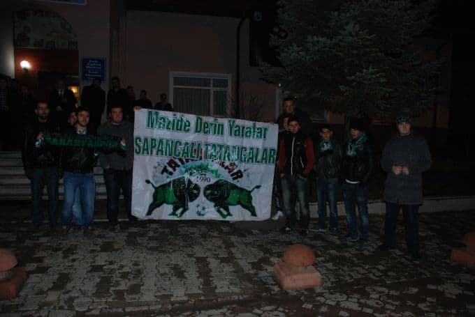 Taraftarlar konser öncesinde pankart açtı!