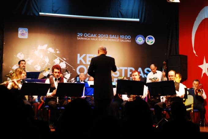 Taraftarlar konser öncesinde pankart açtı!