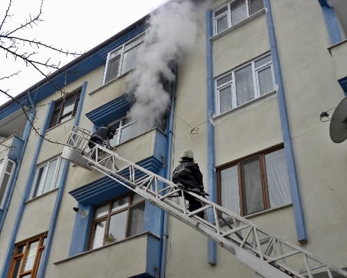 Sapanca'da evin balkonu yandı