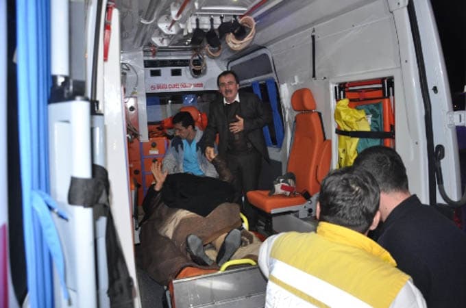 Otomobille panelvan çarpıştı!