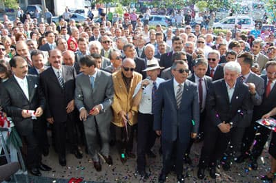 <p><strong><font face="verdana,geneva" size="2">SE&Ccedil;KİN DAVETLİ</font></strong></p><p><font face="verdana,geneva" size="2">A&ccedil;ılışa; Sakarya Valisi H&uuml;seyin Atak, Sakarya B&uuml;y&uuml;kşehir Belediye Başkanı Aziz Duran, SA&Uuml; Rekt&ouml;r&uuml; Prof. Dr. Mehmet Durman, Skoda Y&uuml;ce Auto Y&ouml;netim Kurulu Başkanı Orhan Y&uuml;ce, Doğuş Otomotiv Ceo&rsquo;su Ajlan Acar, Y&uuml;ce Auto Y&ouml;netim kurulu &uuml;yesi ve Genel koordinat&ouml;r&uuml; Emir Berduk Marşan, Y&uuml;ce Auto Genel M&uuml;d&uuml;r&uuml; Mahmut Kadirbeyoğlu, ATSO Başkanı Erol &Ouml;zt&uuml;rk, AKP il Başkanı Yusuf Alemdar, t&uuml;m belediye başkanları, otomotiv bayileri ile &ccedil;ok sayıda otomotiv patronu, işadamları ve davetli katıldı. </font></p><p><font face="verdana,geneva" size="2"><strong>MANKENLERE İLGİ</strong></font></p><p><font face="verdana,geneva" size="2">Yoğun izdihamın yaşandığı ve alanın adeta &ccedil;i&ccedil;ek bah&ccedil;esine d&ouml;nd&uuml;ğ&uuml; muhteşem a&ccedil;ılışa katılan; <font color="#cc0000">2007 Ukraynalı D&uuml;nya Kainat G&uuml;zeli Alessandra Alores, Şebnem Şepır ve Didem Erol gibi &uuml;nl&uuml; mankenler,</font> ara&ccedil;ları tanıttı. Vatandaşların yoğun ilgisiyle karşılaşan mankenler, onlarla hatıra fotoğrafı &ccedil;ektirmeyi de ihmal etmedi. A&ccedil;ılış boyunca vatandaşlara &ccedil;eşitli hediyeler ile bol bol ikramlar dağıtıldı.</font></p>
