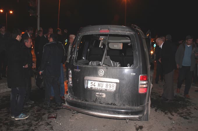 Otomobille panelvan çarpıştı!