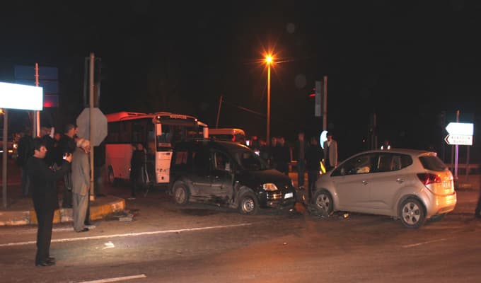 Otomobille panelvan çarpıştı!