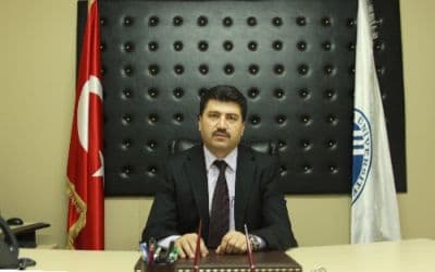 <div><font face="arial, helvetica, sans-serif" size="2">SA&Uuml; Meslek Y&uuml;ksekokulları Koordinat&ouml;r&uuml; Prof. Dr. Mehmet Sarıbıyık, sistemle amacın işletmelerin ihtiya&ccedil; duyduğu niteliklerdeki elemanları, işletmelerle birlikte yetiştirmek olduğunu belirtiyor. 3+1 modelinin başarıyla uygulandığını, hem &ouml;ğrencilerin hem de işletmelerin memnun kaldığını belirten Sarıbıyık, &quot;Bahar yarı yılı i&ccedil;in de belli bir başarıyı yakalamış &ouml;ğrencilerimizi yine işletmelere g&ouml;ndereceğiz. &Ccedil;ok yoğun bir taleple karşı karşıyayız. İşletmeler bahar yarıyılı i&ccedil;in yoğun bir şekilde &ouml;ğrenci istiyor. Şimdiden m&uuml;racaat sayısı &ouml;ğrenci sayısını ge&ccedil;ti. Ayrıca daha okul bitmeden &ouml;ğrencilerimize iş teklifi geliyor. Bu sistem mezuna iş, işverene ise kalifiye elaman sağlıyor. 3+1 sisteminin başarıya ulaştığını g&ouml;rmek bizi mutlu ediyor. Artık &ouml;ğrencilerimiz iş arama derdinden, işletmelerimizde yetişmiş eleman bulamama sıkıntısından kurtulacak.&quot; diye konuşuyor.&nbsp;</font></div>