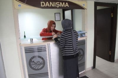 <div><span style="font-family: arial, helvetica, sans-serif; font-size: small">Sakarya Su ve kanalizasyon İdaresi&rsquo;nde (SASKİ) uygulamalı eğitim g&ouml;ren Nurcan Kara ise şu ifadeleri kullanıyor, &quot;Ben inşaat b&ouml;l&uuml;m&uuml; derslerinde aldığım bilgilerin işletme ortamında nedenli &ouml;nemli olduğunu uygulamalı eğitimde g&ouml;rd&uuml;m. &Ccedil;&uuml;nk&uuml; g&ouml;rd&uuml;ğ&uuml;m dersleri ne kadar i&ccedil;eriğini &ouml;ğrenmiş olsam da iş sahasında okuldan aldığım bilgileri ve &ccedil;alışma ortamında bunları pekiştirerek bilgilerim daha verimli hale gelmiş oldu.&quot;</span></div><div><div><font face="arial, helvetica, sans-serif" size="2"><br /></font></div><div><font face="arial, helvetica, sans-serif" size="3"><strong>&quot;Sistemden İşletmeler de Memnun: Kalifiye Eleman Aramaktan Kurtulacağız&quot;</strong></font></div><div><font face="arial, helvetica, sans-serif" size="2"><br /></font></div><div><font face="arial, helvetica, sans-serif" size="2">Sakarya Ticaret ve Sanayi Odası Başkanı Mahmut K&ouml;semusul, &quot;Sistem, sanayinin yıllarca meslek y&uuml;ksek okullarıyla ilgili kalifiye elan yetiştirememe gibi eleştirilerini sona erdirecek gibi. Yeni model ile ger&ccedil;ekten &ouml;ğrenci bir beceri kazanarak mezun oluyor. Artık okul ve işveren kalifiye elemanı birlikte yetiştiriyor. İlk uygulama bizim a&ccedil;ımızdan memnuniyet verici. Artık istediğimiz kalifiye elamanı aramaktan kurtulacağız. Sistemi diğer &uuml;niversitelerin MYO'la da &ouml;rnek almalı.&quot; diyerek projeyi taktir ediyor.</font></div></div>