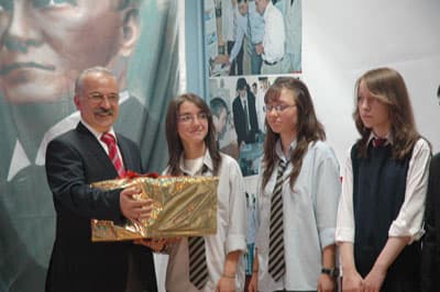<font face="verdana,geneva" size="2">Toyota T&uuml;rkiye Kıdemli Genel M&uuml;d&uuml;r Yardımcısı Haruyuki Miyadai ise,<font color="#cc0000"> &quot;Herşeyden &ouml;nce t&uuml;m &ouml;zverili &ouml;ğretmenlere ve yetenekli &ouml;ğrencilere gayretleri i&ccedil;in ve İl Milli Eğitim M&uuml;d&uuml;rl&uuml;ğ&uuml; &ccedil;alışanlarına proje destekleri i&ccedil;in &ccedil;ok teşekk&uuml;r ediyorum. Bu yıl teknik proje yarışmasının 3. yılı. Ge&ccedil;en yıla g&ouml;re y&uuml;zde 20 artışla 244 proje başvuruda bulundu. Bir &uuml;retim şirketi olarak biz Toyota'da yeni fikirler &uuml;retmede bilimsel d&uuml;ş&uuml;nce yapısının ve yaklaşımlarının teknik &ccedil;abalarla birleştirilmesinin &ouml;nemine &ccedil;ok inanıyoruz. Bu bakımdan erken yaşlarda yeni fikirleri i&ccedil;in m&uuml;cadele eden &ouml;ğrencilerin ve onların yanında olan okul ve yerel y&ouml;netimlerin &ccedil;abalarını &ccedil;ok takdir ediyoruz&quot;</font> ifadelerini kullandı.<br /><br />Ardından yarışmada dereceye giren 40 projenin sahibi 64 &ouml;ğrenci ve okula &ouml;d&uuml;lleri verildi. Birincilere diz&uuml;st&uuml; bilgisayar, ikincilere dijital fotoğraf makinesi, &uuml;&ccedil;&uuml;nc&uuml;lere MP4 player ve d&ouml;rd&uuml;nc&uuml;ler ile beşincilere de MP3 player verildi.<br /><br />Program, Toyota yetkilileri ve davetlilerin &ouml;ğrencilerin projeleri hakkında bilgi almasının ardından sona erdi.</font>