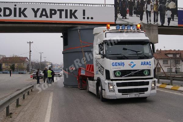 TIR geçitte böyle sıkıştı