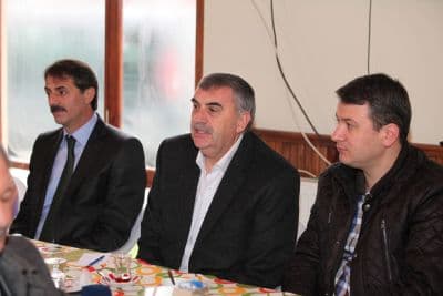 <font face="arial,helvetica,sans-serif" size="2">Serdivanlılara hitap  eden Başkan Zeki To&ccedil;oğlu, &ldquo;Hamdolsun yıllardır sizlerle beraberim.  Sakarya B&uuml;y&uuml;kşehir Belediye Başkanı olarak da alnımız ak, hizmetlerimizi  anlatmak i&ccedil;in sizlerle buluşuyorum. Bizim işimiz &ccedil;ok kıymetli  vatandaşlarımıza geceli g&uuml;nd&uuml;zl&uuml; hizmet etmektir. Bizden sonra Serdivan  Belediye Başkanımız Yusuf Alemdar g&ouml;revi en g&uuml;zel şekilde devam  ettiriyor. Sakarya&rsquo;nın en ileri il&ccedil;elerinden biri olma yolunda Serdivan,  &ccedil;alışmalar y&uuml;r&uuml;t&uuml;yor. 10 yılda n&uuml;fusu 35 binden 100 bine ulaşan belde  iken il&ccedil;e olan başka bir yer yok. T&uuml;rkiye&rsquo;de Serdivan konuşuluyor. Yusuf  Başkanımızı tebrik ediyor, kendisine teşekk&uuml;r ediyorum. Başkanımıza ve  birbirimize sahip &ccedil;ıkalım. Bu hizmet ivmesi artarak devam edecek. Buna  inanıyorum&rdquo; dedi.<br /></font>