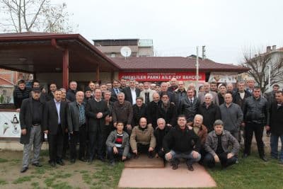 <font face="arial,helvetica,sans-serif" size="2">&Ouml;nemli bir se&ccedil;im s&uuml;recine girdiklerini kaydeden  Başkan To&ccedil;oğlu, &ldquo;Yerel y&ouml;netimler se&ccedil;imi hemen arkasından ilk defa  milletimizin oyu ile cumhurbaşkanımızı se&ccedil;eceğiz. Başbakanımızın kurduğu  h&uuml;k&uuml;met ve oluşan istikrar sayesinde &ccedil;ok &ouml;nemli mesafeler aldık.  Belediyelerimiz g&uuml;&ccedil;lendi. Milletimize y&uuml;ksek ve değerli hizmetler sunan,  hizmette birbirleri ile yarışan belediyelere sahibiz. İstikrar s&uuml;rd&uuml;ğ&uuml;  s&uuml;rece bu &ccedil;alışmalar devam edecek. Biz b&uuml;t&uuml;n iyi niyetimizle şehrimiz  i&ccedil;in &ccedil;alışıyoruz. Bakın yeni a&ccedil;ıkladık. İnşallah Sakarya Nehri  şehrimizle buluşacak. Sakarya Park&rsquo;ın ihalesine 15 Mart&rsquo;ta &ccedil;ıkıyoruz.  Eksiğimiz yok demiyorum. Tabi&icirc; ki eksiklerimiz olacak. Eksiklerimiz  varsa bu toplantılarda bizlere s&ouml;yleyin, bizler g&ouml;z &ouml;n&uuml;ne mutlaka  alırız. Belediyelerde en k&uuml;&ccedil;&uuml;k bir sıkıntı yok, Allah&rsquo;a hamdolsun.  İnşallah tempomuzu artırarak hizmetlerimize devam edeceğiz&rdquo; ifadelerini  kullandı.<br /><br />Toplantı sonunda konuşan Serdivan Arabacıalanı  Mahallesi Muhtarı Adem Bayraktar; &ldquo;Bizlerle beraber olarak sorunlarımızı  ve taleplerimizi bizzat dinleyen &ccedil;ok değerli belediye başkanlarımıza  &ccedil;ok teşekk&uuml;r ediyorum&rdquo; dedi.</font>
