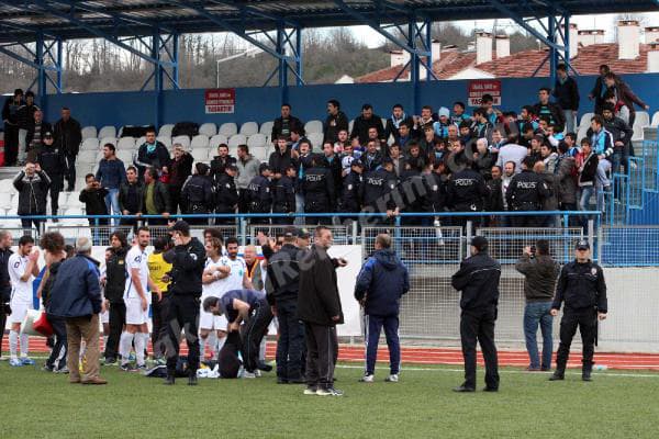 Maç sonunda taş yağmuru!