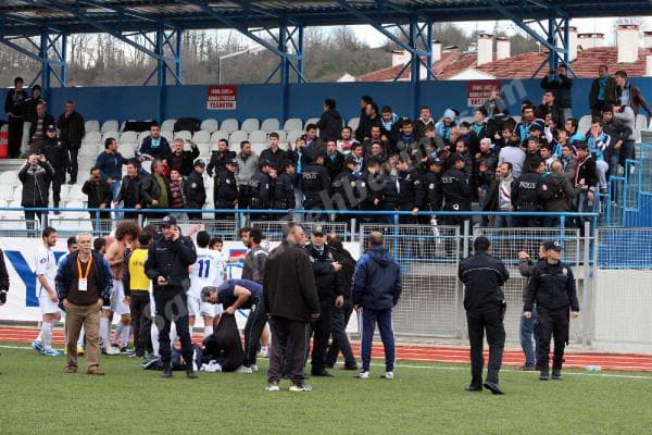 Maç sonunda taş yağmuru!