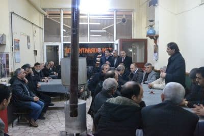 <font face="arial,helvetica,sans-serif" size="2">Yazlık b&ouml;lgesinde  iki temel prensiplerinin olduğunu s&ouml;yleyen Alemdar, birincisinin tarım  alanlarından taviz vermeyeceklerini, diğerinin ise mevcut imara a&ccedil;ık  yerlerde d&uuml;zg&uuml;n kentleşme i&ccedil;in konut alanlarının artması olduğunu  s&ouml;yledi. Başkan Alemdar; &lsquo;Bizler bize emanet edileni en iyi şekilde  muhafaza etmek ile sorumluyuz. Tarım alanları bizim i&ccedil;in son derece  &ouml;nemli. Bu konuda kimse taviz beklemesin. Diğer taraftan da d&uuml;zg&uuml;n  yapılaşmaya muhalif hi&ccedil;bir şeye m&uuml;saade etmeyiz&rsquo; dedi.<br /><br />Başkan  Alemdar konuşmasını sonlandırırken, Serdivan&rsquo;da ki yatırımların  sonlanmadığını hava şartları m&uuml;saade etmediği i&ccedil;in asfaltlama  &ccedil;alışmalarını devam ettiremediklerini belirtti. Havaların m&uuml;saade etmesi  durumunda &ccedil;alışmaların kaldığı yerden devam edeceğini belirten Alemdar,  Yazlık&rsquo;a 2013 yılında 30.000 ton asfalt d&ouml;kmek suretiyle vatandaşa  hizmet edeceklerini vurguladı.</font>