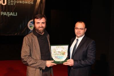 <font face="arial,helvetica,sans-serif" size="2">&ldquo;Bug&uuml;n aslında d&uuml;nd&uuml;&rdquo;  filmini se&ccedil;mesinin nedenini anlatan İbrahim Paşalı, &ldquo;Klişe Hollywood  Filmleri nasıl bir u&ccedil;sa sanat filmlerinin &ccedil;oğu da bir başka u&ccedil;. Sanat  filmlerinin onu olduğu ortamlara sembol kelimesinin &ccedil;ok kullanıldığını  g&ouml;r&uuml;rs&uuml;n&uuml;z. Bu filmi se&ccedil;memin nedeni de; eğer bir fikrin varsa, s&ouml;z&uuml;n  varsa bunu Hollywood sinemasında bir Pazar sineması formatında bile  nitelikli olarak yapabilirsin, derdini anlatabilirsin, s&ouml;z&uuml;n&uuml;  s&ouml;yleyebilirsin&rdquo; diye konuştu.<br /><br />&ldquo;Sanat&ccedil;ı kumaşı olanlar  kalabalıkların g&ouml;rmediği şeyi g&ouml;stermeye &ccedil;alışan kişilerdir&rdquo; diyen  Paşalı, &ldquo;Sanat&ccedil;ı kumaşına sahip olanların i&ccedil;erisinde mahallenizin  bakkalı Mehmet Efendi de olabilir. Siz zaten onu ayırt edersiniz. Mehmet  Efendi ger&ccedil;ekten nitelik sahibidir, sanat&ccedil;ı kumaşı vardır ama kader  ağlarını &ouml;rm&uuml;şt&uuml;r ve Mehmet Efendi bakkal olmuştur. Ama Mehmet Efendi  ile biraz muhabbet ettiğiniz zaman onun başka insanların g&ouml;rmediği  detayları g&ouml;rd&uuml;ğ&uuml;n&uuml; bu detayları size g&ouml;stermeye &ccedil;alıştığını g&ouml;r&uuml;rs&uuml;n&uuml;z.  Şairler g&ouml;rmediğimizi g&ouml;sterme i&ccedil;in imgeler kullanır. Y&ouml;netmenler de  g&ouml;rmediğimizi g&ouml;stermeye &ccedil;alışır, bir yazar da g&ouml;rmediğimizi g&ouml;stermeye  &ccedil;alışır. Kamera s&ouml;z konusu olduğunda g&ouml;rmek daha kolaydır. Eski klasik  romanlarda 50 sayfa yemek masasını anlatır. Biz onu b&uuml;t&uuml;n detayları ile  g&ouml;z&uuml;m&uuml;zde canlandırabilelim diye. B&uuml;t&uuml;n dert g&ouml;rme ve g&ouml;stermek.  G&ouml;rmediğimiz bir şey var ve bize bir şey g&ouml;stermeye &ccedil;alışıyor&rdquo; şeklinde  konuştu.<br /></font>