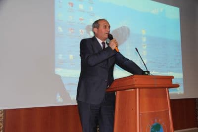 <font face="arial,helvetica,sans-serif" size="2">Alişan konuşmasına ş&ouml;yle devam etti:<br /><br />&ldquo;Bug&uuml;ne  kadar bazı konularda esneklik sağlanıyor olsa da bundan sonra hijyen  eğitimine son derece &ouml;nem verilecek, bunun ehliyetini, bunun eğitimini,  diplomasını, sertifikasını almayanlara ceza-i m&uuml;eyyide uygulanacaktır. O  a&ccedil;ıdan bizlerin g&ouml;revi, bu değişikliklerden sizleri haberdar etmek,  aynı zamanda y&ouml;netmeliklerde belirtilen eğitim imk&acirc;nlarını sağlamaktır.  Biz Sakarya olarak bunu ortaya koyduk. Bug&uuml;n bu salonu dolduran  hemşehrilerimin diğer il&ccedil;elere nazaran daha kalabalık olması il&ccedil;e  esnafının sorununa daha fazla sahip &ccedil;ıktığının bir g&ouml;stergesidir. Bu  eğitim derslerimiz toplamda 56 saat s&uuml;recek, s&uuml;re sonunda  kursiyerlerimiz imtihana tabi olacaklar ve yapılan imtihanda başarılı  olanlara belgeleri verilecektir. Amacımız t&uuml;m Sakaryamızda gıda ile  iştigal eden esnaflarımıza bu eğitimi vermektir. Bunun sonucunda  vatandaşlarımıza kaliteli ve sağlıklı hizmet sunmaktır. Yani bir anlamda  sapla samanı ayırıyoruz. Bu eğitime saygı g&ouml;steren, y&ouml;netmelik  doğrultusunda hareket eden insanlarla merdiven altı diye tabir  ettiğimiz, hi&ccedil; bir kural tanımayan insanları birbirinden ayırmanın doğru  olacağı kanaatindeyim. Bu konuya emeği ge&ccedil;en herkese teşekk&uuml;rlerimi  sunarım, eğitiminiz hayırlı uğurlu olsun.&rdquo;<br /><br />Hendek Belediye  Başkanı Ali İnci de esnaflara yaptığı konuşmasında, il&ccedil;e genelinde  kamera sayısının imk&acirc;nlar dahilinde &ccedil;oğalttıklarını ancak Emniyet Genel  M&uuml;d&uuml;rl&uuml;ğ&uuml;&rsquo;n&uuml;n istediği d&uuml;zeyde MOBESE kamera sistemi i&ccedil;in &ccedil;alışmalarının  devam ettiğini ifade etti. İnci, D&uuml;nya Sağlık &Ouml;rg&uuml;t&uuml;&rsquo;n&uuml;n sağlık  konusuna b&uuml;y&uuml;k &ouml;nem verdiğini belirterek, &quot;İl&ccedil;emizde ger&ccedil;ekleşecek olan  hijyen eğitimi sayesinde de esnaflarımız b&uuml;y&uuml;k mesafe almış  olacaklardır&rdquo; dedi.</font>
