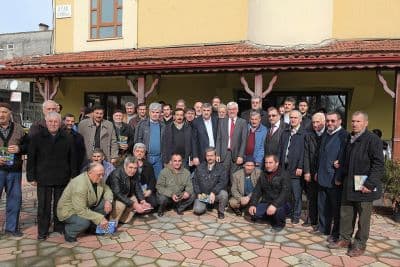 <font face="arial,helvetica,sans-serif" size="2">AK Parti Adapazarı  İl&ccedil;e Başkanı Mustafa Ak, sabahın erken saatlerinde kendilerini ağırlayan  mahalle sakinlerine teşekk&uuml;r ederek başladığı konuşmasında, AK Parti  iktidarıyla ger&ccedil;ekleşen hizmetlerden bahsetti. Ak; &ldquo;AK Parti 10 yıldır  iktidarda. Her alanda bir&ccedil;ok hizmetleri hep birlikte hayata ge&ccedil;irmenin  mutluluğunu yaşıyoruz. Bu g&uuml;zellikler bir vesileyle hayatımıza yansıdı.  Sayın Başbakanımız &uuml;lkemiz i&ccedil;in b&uuml;y&uuml;k hedefler ortaya koydu. Yeni  anayasa &ccedil;alışmaları var. Se&ccedil;imi kaybetme pahasına da olsa &uuml;lkemizin her  yerinde barışı ve huzuru tesis etmek i&ccedil;in canla başla &ccedil;alışan  teşkilatlarımız var. Yoğun &ccedil;alışmaların olumlu sonu&ccedil;lanacağına inancımız  tam. Biz sizlerden g&uuml;&ccedil; alıyor ve sizlerle bir arada olmaktan keyif  alıyor, huzur buluyoruz. Bizleri g&uuml;ler y&uuml;z&uuml;n&uuml;zle karşıladınız. Allah  razı olsun&rdquo; diye konuştu.</font>