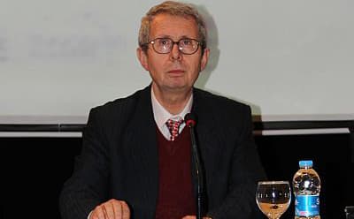 <font face="arial,helvetica,sans-serif" size="2"><font face="arial,helvetica,sans-serif" size="2">Panelin oturum başkanlığını yapan SA&Uuml;  Tarih B&ouml;l&uuml;m&uuml; Başkanı Prof. Dr. Mehmet Alpargu, &ldquo;Olması gereken g&uuml;ndem  maddesini konuşacağız. Osmanlı Devleti'nin 400 yılı aşkın bir s&uuml;re&ccedil;te  hakimiyetinin bulunduğu bir toprak. Birinci D&uuml;nya Savaşı sonrası Osmanlı  Devleti'nden &ccedil;irkin bir şekilde koparılmış. Demokratik değerlere sahip  bir y&ouml;netime kavuşturulmamışlar. Kendilerine g&ouml;re bir yapı  oluşturmuşlar. Baas rejimlerine teslim edilen bu coğrafyada halka kan  kusturulmuştur. Halka kan kusturulmasının yanında bizim T&uuml;rkmen diye  nitelendirdiğimiz aslında Suriye ve Irak T&uuml;rkleri zulme ve baskıya maruz  kalmıştır&rdquo; dedi.</font></font><p><font face="arial,helvetica,sans-serif" size="2"><br />Mimar  Sinan G&uuml;zel Sanatlar &Uuml;niversitesi Rekt&ouml;r Yardımcısı Prof. Dr. Suphi  Saat&ccedil;i, Musul ve Kerk&uuml;k&rsquo;&uuml;n yıllardır anavatan tarafından ihmal  edildiğini ve izlenen yanlış politikalar sonrası anavatanda yaşayan  T&uuml;rklerin Musul ve Kerk&uuml;k&rsquo;te kimlerin yaşadıklarını unuttuğunu s&ouml;yledi.  Saat&ccedil;i, &ldquo;Bilindiği gibi Musul b&ouml;lgesi m&uuml;tarekeden sonra işgal  edilmiştir. Yani uluslarası anlaşmalara aykırı olarak işgal edilmiştir.  İngilizler o tarihten sonra Musul&rsquo;u işgal ettiler ancak Musul konusu  Londra&rsquo;da da keskin tartışmalara neden oldu. Lozan Anlaşması &ccedil;ıkmaza  girdi ve anlaşma imzalanmadı. Sonra bir form&uuml;l bulundu. Musul 9 ay sonra  yeniden g&ouml;r&uuml;ş&uuml;lecek ve uzlaşma sağlanacaktı. Uzlaşma sağlanamazsa  Milletler Cemiyeti'ne gidilecekti. Lozan b&ouml;yle kabul edildi&rdquo; dedi.</font></p>