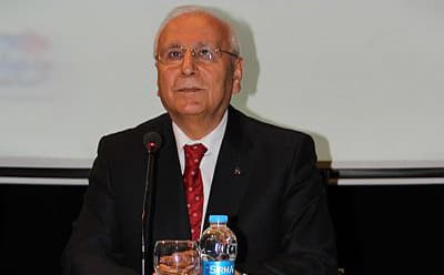 <font face="arial,helvetica,sans-serif" size="2">Saat&ccedil;i bu s&uuml;re&ccedil;  sonrası yaşanan gelişmelerde Irak&rsquo;taki T&uuml;rkmenlerin s&uuml;rekli olarak  baskı zulme maruz kaldığını, toplum liderlerinin feci şekilde  katledildiğini anlattı.<br /><br />Diğer bir panelist olan TBMM MHP Grup  Başkan Vekili Mersin Milletvekili Mehmet Şandır ise T&uuml;rkiye&rsquo;nin hemen  yanı başında yaşanan gelişmelere sessiz kalamayacağını ve orada yaşayan  soydaşlarımızın yanında yer alması gerektiğini belirtti.<br /><br />Soru  cevap kısmı ile tamamlanan panel sonrası, Mimar Sinan G&uuml;zel Sanatlar  &Uuml;niversitesi Rekt&ouml;r Yardımcısı Prof. Dr. Suphi Saat&ccedil;i kitaplarını  &ouml;ğrenciler i&ccedil;in imzaladı.</font>