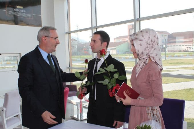 Sevgililer Günü'nde evlenmek için sıraya girdiler