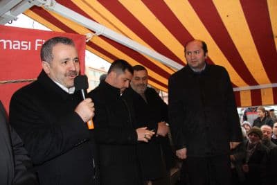 <font face="arial,helvetica,sans-serif" size="2">T&ouml;rende bir konuşma  yapan Hendek Belediye Başkanı Ali İnci; &ldquo;Hendek Hurması fidanlarımızı  sizlerin evlerine de dağıtabilirdik, fakat sizlerle bir arada olmak ve  bilgilendirmek istedik. Hendek Hurması&rsquo;nın faydaları ile ilgili  broş&uuml;rler hazırlayıp dağıttık. Hendek Belediyesi ve İl&ccedil;e Tarım M&uuml;d&uuml;rl&uuml;ğ&uuml;  ile birlikte &ccedil;alışmalar yaptık. Vatandaştan topladığımız hurmaları  kurutmayı başardık. Pekmezini ve i&ccedil;eceğini yaptık ve başarılı olduk. Biz  ayrıca Tarım İl&ccedil;e M&uuml;d&uuml;rl&uuml;ğ&uuml; ile birlikte projeler yaparak, k&ouml;ylerde  tarlalar bah&ccedil;eler yapılmasını sağlayacağız. Bizler, fındıkta alternatif  değil, fındığın yanında yeni bir &uuml;r&uuml;n yetiştirmenin gayretindeyiz.  Araştırmalarını yaptık ve &ccedil;ok faydalı bir &uuml;r&uuml;n olduğunu g&ouml;rd&uuml;k. Fındık  gibi &uuml;retimini yapıp, pazarını yapacağız. Beş yıl sonra T&uuml;rkiye&rsquo;nin en  &ccedil;ok hurma pazarlandığı yerin Hendek olduğunu g&ouml;receğiz. Burada sizlerle  birlikte ilk adımı attık. Yeşil Deniz Hendek&rsquo;imizi, daha yeşil  yapacağız&rdquo; dedi.<br /><br />AK Parti Sakarya Milletvekili Şaban Dişli de,  &ldquo;Yapılan &ccedil;alışma &ccedil;ok g&uuml;zel. Bah&ccedil;enizin, tarlanızın bir k&ouml;şesine bunların  dikilmesi, beşbin ağa&ccedil;, beşbin nefes ve bol oksijen demektir. Belediye  Başkanımızı bu konuda tebrik ediyorum. Hendek&rsquo;e hayırlı olsun&ldquo; dedi.<br /><br />Konuşmaların  ardından Hendek Hurması fidanları vatandaşlara dağıtıldı. Hendek  Hurması fidanlarına vatandaşların ilgisi yoğun oldu.</font>