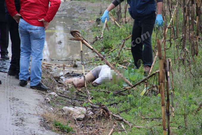 Akyazı'da yol kenarında erkek cesedi bulundu!