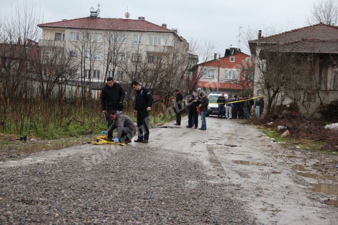 Akyazı'da yol kenarında erkek cesedi bulundu!