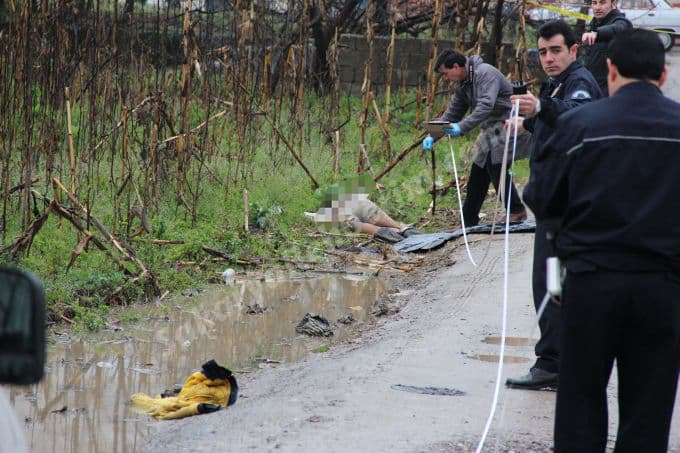 Akyazı'da yol kenarında erkek cesedi bulundu!