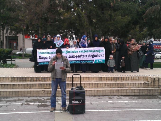 "Başörtüsü tek başına sorunların üzerini örtemez"