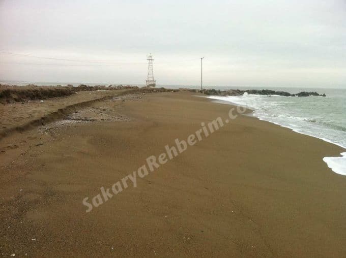 Dalgalar deniz fenerini her an yıkabilir