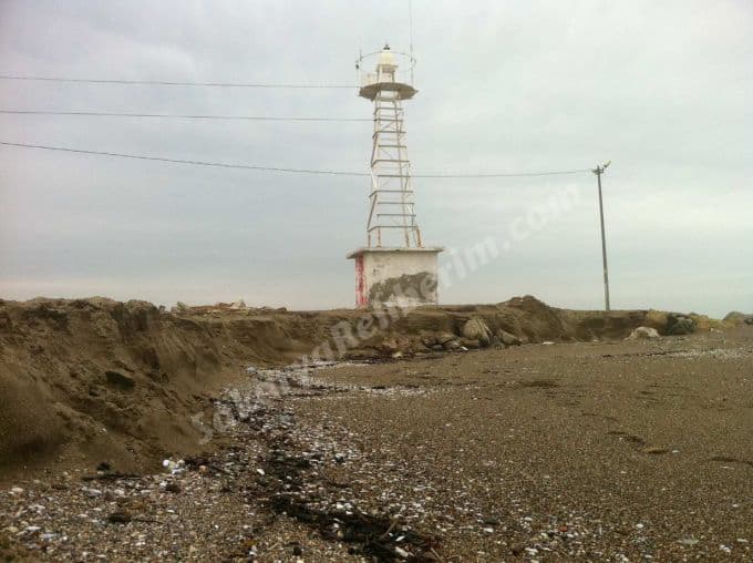 Dalgalar deniz fenerini her an yıkabilir