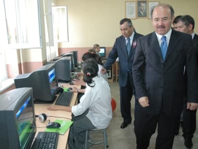 <font face="verdana,geneva" size="2">Hendeklilerin Vanlı bir işadamına neden geldiklerini sormadan kapılarını a&ccedil;tığını ifade eden Bakan &Ccedil;elik, Vanlı bir işadamının buraya yatırım yapmasını Hendekliler i&ccedil;in b&uuml;y&uuml;k bir kazanım olarak değerlendirdi. Ona zorluk &ccedil;ıkarmayı bırakın kolaylık sağladılar ve bu g&uuml;zel tesisler ortaya &ccedil;ıktı. İşte birimiz doğulu, birimiz batılı, birimiz g&uuml;neyli, birimiz kuzeyli olsa da bizim kardeşlik zeminimiz budur. Bu memlekette doğulu ile batılıyı, T&uuml;rk'le K&uuml;rt'&uuml;, şu veya bu şekilde laik-antilaik, S&uuml;nni-Alevi şeklinde insanımızı birbirine d&uuml;ş&uuml;rmeye &ccedil;alışan, dirliğimizi, birliğimizi, huzurumuzu bozmaya &ccedil;alışanlar var. Bu manzara devam ettik&ccedil;e, biz kaynaşıp kucaklaştık&ccedil;a onların hevesleri kursağında kalacaktır. Kimse bu memleketi b&ouml;lemeyecek ve kardeşliğimizi bozamayacaktır&quot; diye konuştu.<br /><br />Bakan &Ccedil;elik, istasyonun a&ccedil;ılışının ger&ccedil;ekleştirdikten sonra İstanbul'a gitti.</font>