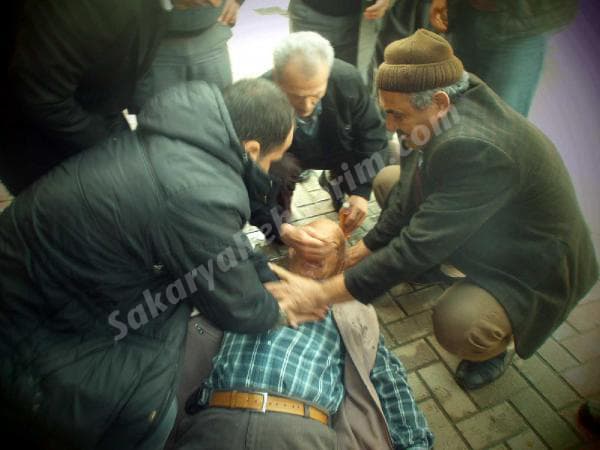 Arkadaşlarıyla sohbet ederken kalbine yenildi