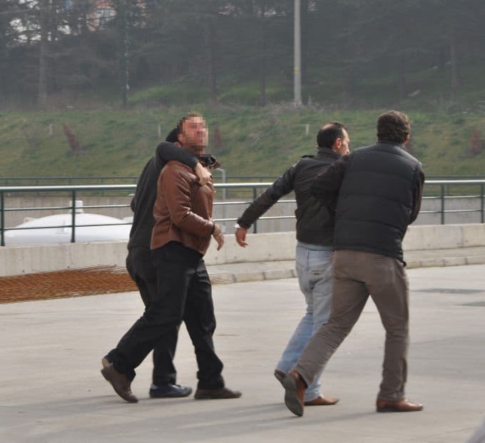 Uyuşturucu kaçakçısı aile gazetecilere saldırdı!