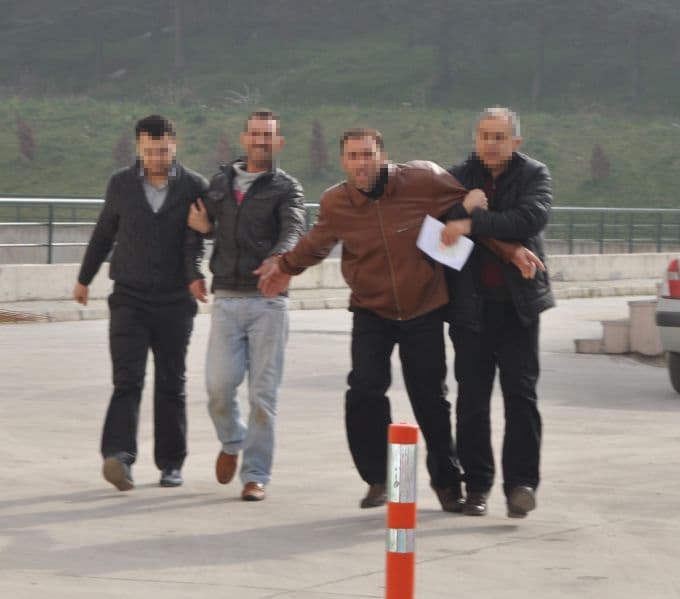 Uyuşturucu kaçakçısı aile gazetecilere saldırdı!